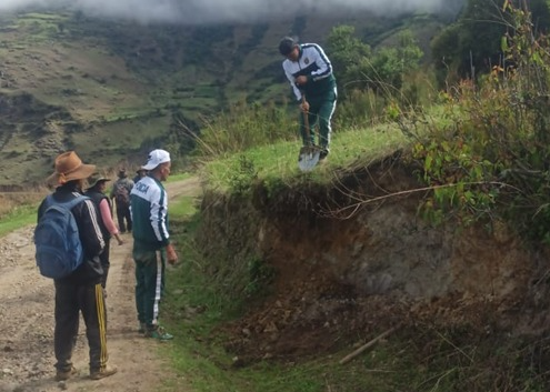 GRAU: POLICÍA Y COMUNEROS DE LLICCHIVILCA UNEN ESFUERZOS EN LIMPIEZA DE LA VÍA HUARACCPATA-LLICCHIVILCA-OCRABAMBA DISTRITO DE MARISCAL GAMARRA